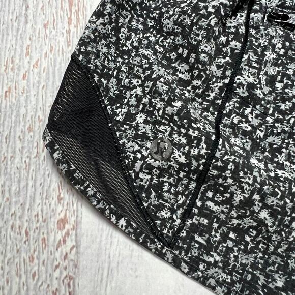Lululemon Hotty Hot Short SIZE 10 Daisy Dust Alpine White Black Mesh Running - Picture 8 of 11